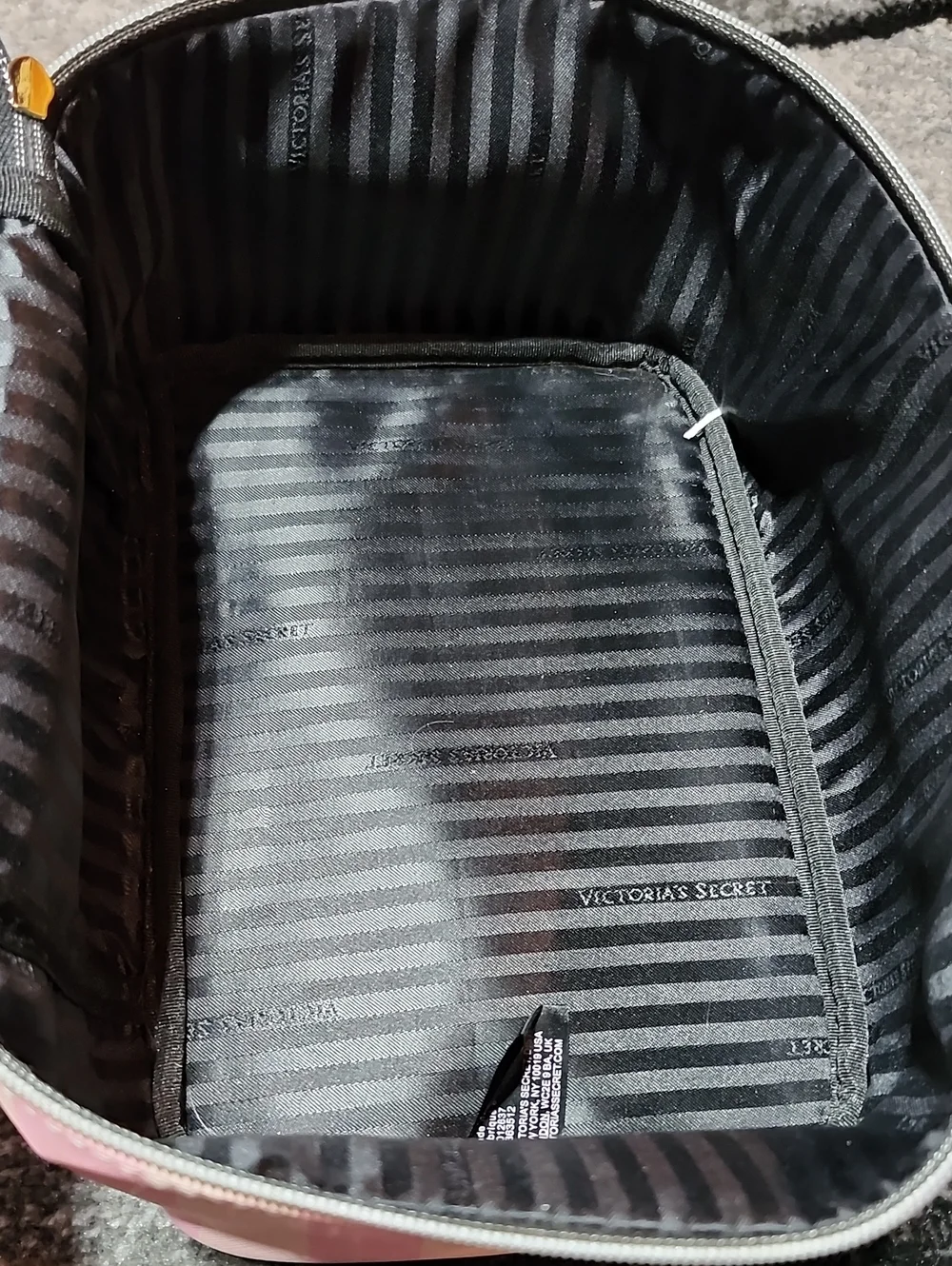 VICTORIA SECRET 2018 ICONIC STRIPED GRAFFITI-PATCH RUNWAY TRAVEL TRAIN CASE